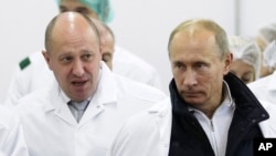 Євгеній Пригожин показує президенту Росії Володимиру Путіну своє підприємство з виробництва шкільних обідів, 20 вересня 2010 року. Alexei Druzhinin, Sputnik, Kremlin Pool Photo via AP