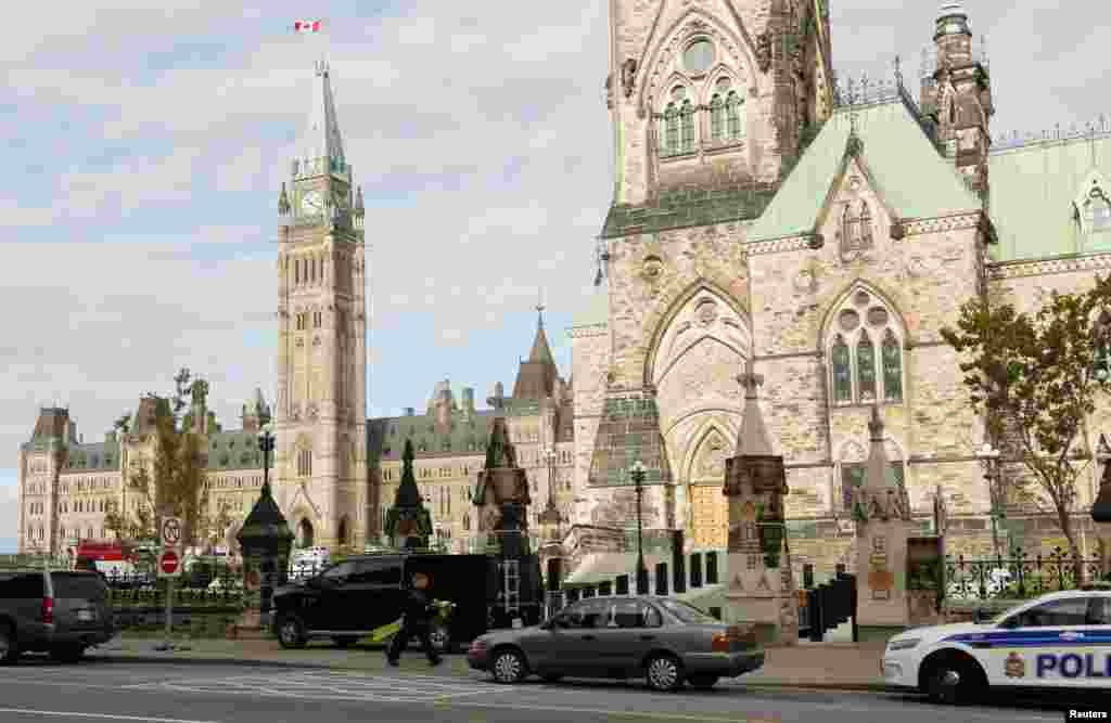 Cảnh sát điều khiển giao thông gần Tòa nhà Quốc hội sau vụ nổ súng tại Ottawa.