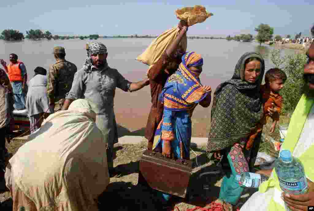 Dân làng Pakistan bị ảnh hưởng bởi lũ lụt được đưa tới nơi trú ẩn an toàn ở Pindi Bhatian, 105 km (65 dặm) đông bắc Lahore, Pakistan, ngày 8/9/2014.