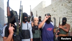 Những tay súng người Sunni đi tuần tra bên ngoài thành phố Fallujah, Iraq, ngày 28 tháng 4, 2014. 