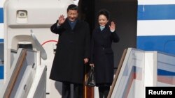 中国国家主席习近平与夫人彭丽媛的座机抵达莫斯科时下飞机是挥手致意