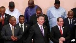 肯尼亚总统肯雅塔（右）在中非合作论坛北京峰会上