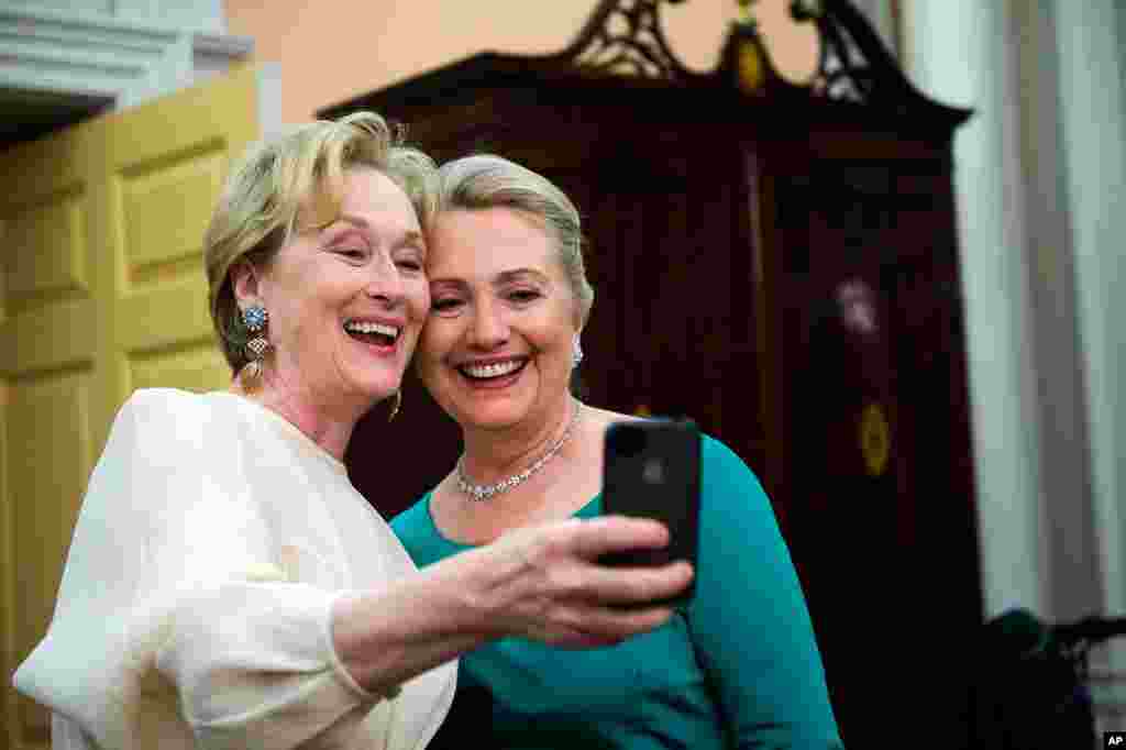 Diễn viên điện ảnh Meryl Streep dùng iPhone chụp chung tấm ảnh với bà Clinton hôm trao giải thưởng nghệ sĩ xuất sắc trong năm tại Nhà hát Quốc gia Kennedy ở Washington, 1/12/2012.