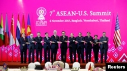 美国国家安全顾问奥布莱恩与东盟各国外长和泰国总理巴育在曼谷参加第七届东盟-美国峰会。(2019年11月4日)