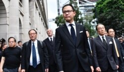 香港立法会法律界议员郭荣铿带领黑衣静默游行反《逃犯条例》修订 (美国之音/汤惠芸）