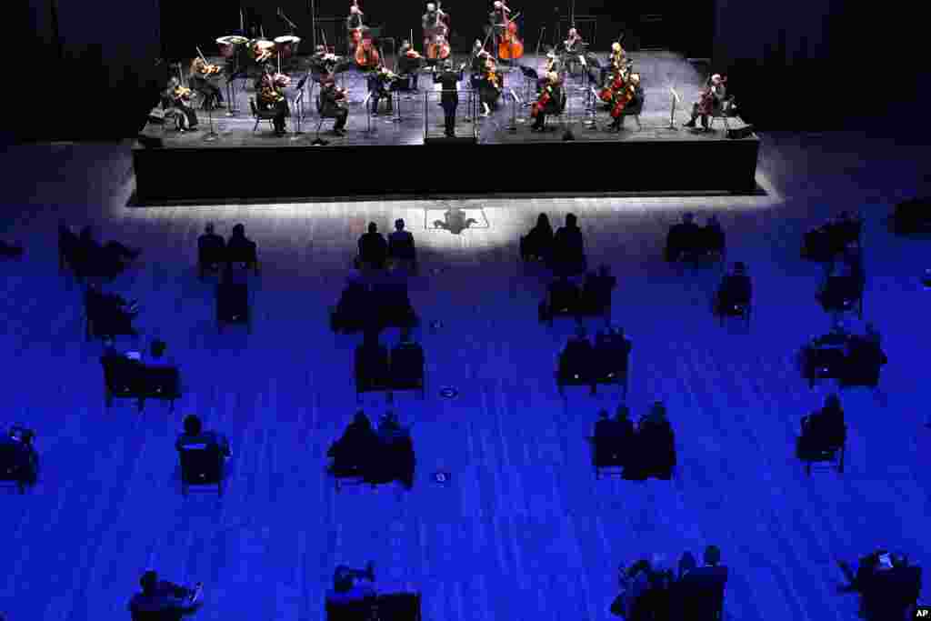 Esa-Pekka Salonen, music director of the San Francisco Symphony and principal conductor of London's Philharmonia Orchestra, leads the New York Philharmonic, to perform before a crowd for the first time since March 10, 2020, at The Shed in Hudson Yards, April 14, 2021, in New York.