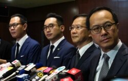 香港四位民主派议员被取消议员资格后在香港立法会与记者见面。（2020年11月11日）
