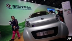 中国国有企业东风汽车公司在上海国际工业展览会展出小型电动汽车（2013年11月）