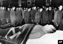 1976年9月，中国军人瞻仰中华人民共和国开国领袖毛泽东的遗容。