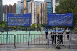 八九六四32周年之际，香港警察在维多利亚公园外设置路障并在旁站岗。（2021年6月4日）