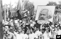 文革初期，中国青年挥舞毛主席语录，抬着马克思像游行（1966年9月14日）