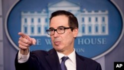 美国财政部长姆努钦10月11日在白宫回答记者的提问。