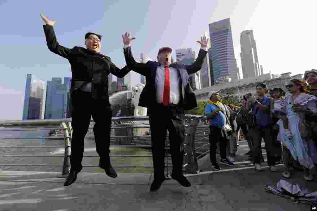 2018年6月8日,模仿和扮演金正恩和川普的霍华德·X和丹尼斯·艾伦在访问新加坡热门旅游点鱼尾狮公园时拍照留念。扮演金正恩的霍华德·X表示,他在抵达新加坡时曾被拘留和质疑。