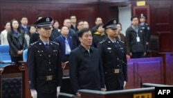 前中国足球协会主席陈戌源(中）2024年3月26日，在湖北省黄石市中级人民法院受审。