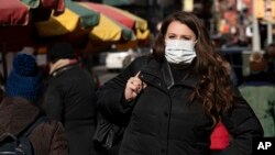 2020年1月30纽约街头一位戴着口罩的女士