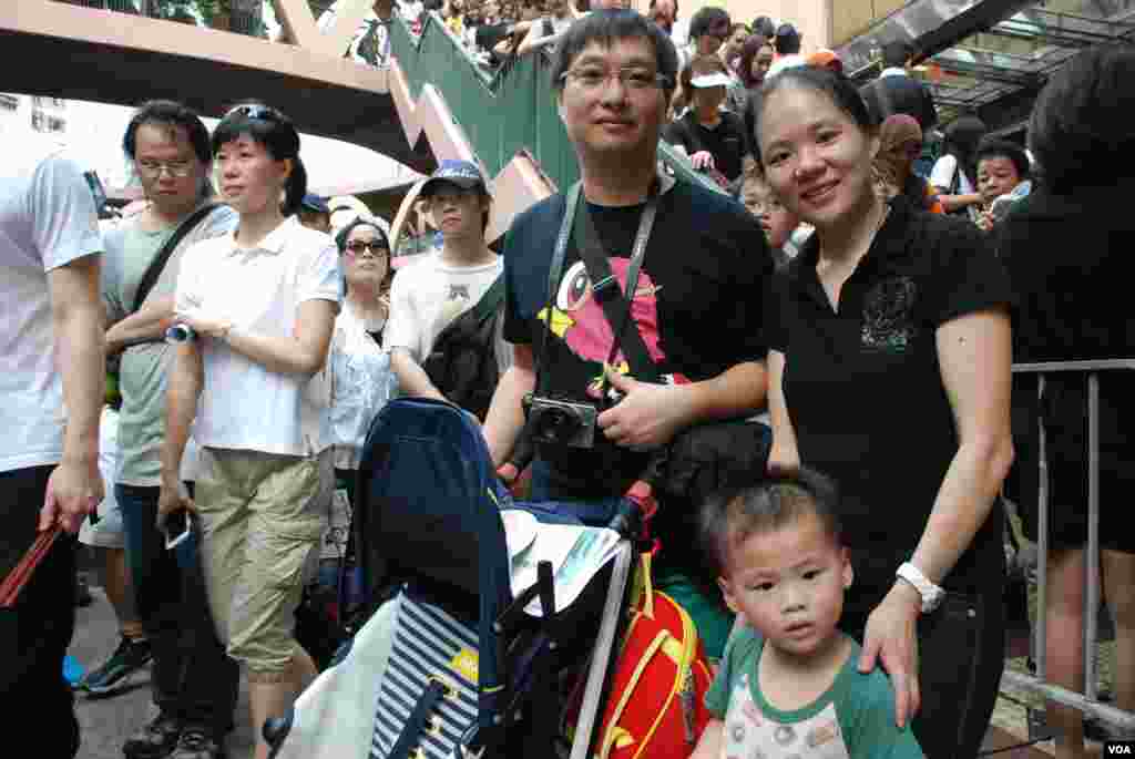 香港市民葉先生帶同妻兒首次參加7.1遊行,希望從小培養兒子的民主及公民意識