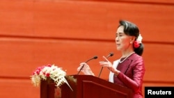 缅甸国家委员昂山素季在首都内比都就若开邦和罗兴亚人的问题发表演说 (2017年9月19日)