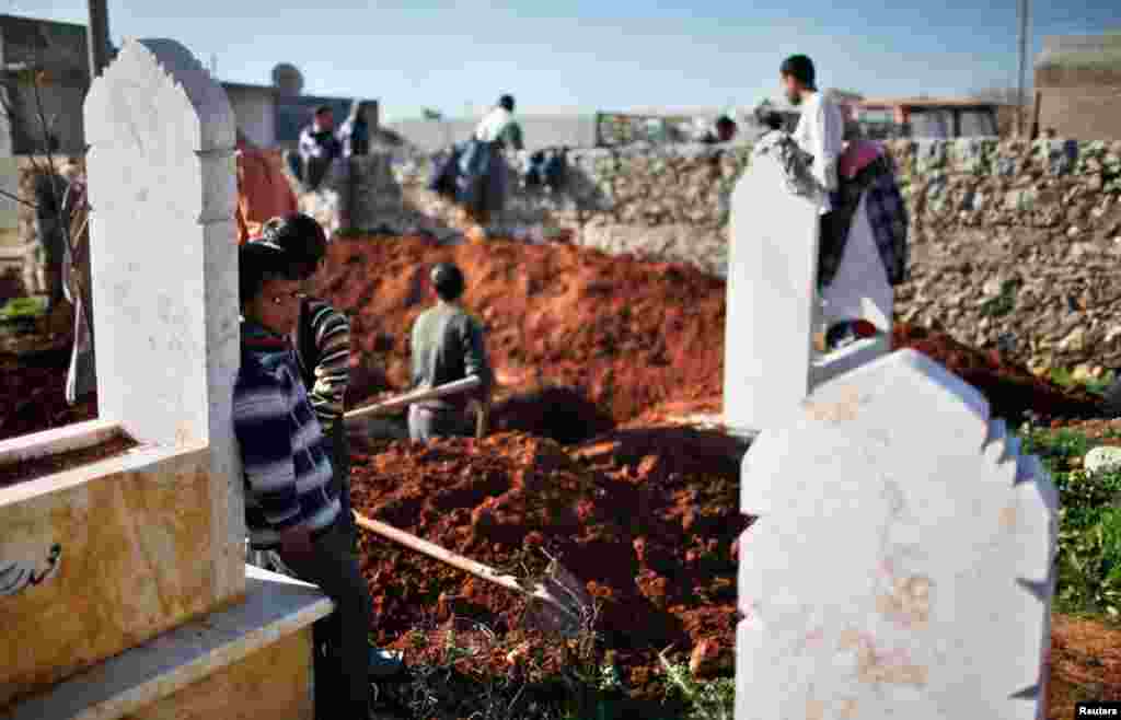 Một người đàn ông Syria đào huyệt chôn những người thiệt mạng trong cuộc nội chiến tại nghĩa trang Sheikh Saeed tại thành phố Azaz, ngày 30/12/2012.