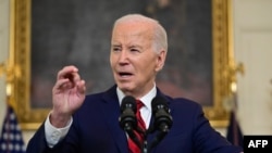 Президент США Джо Байден після підписання законопроєкту про іноземну допомогу в Білому домі у Вашингтоні, 24 квітня 2024 року. Законопроєкт на 95 мільярдів доларів, що включав допомогу Україні, Ізраїлю та Тайваню також передбачав заходи щодо заборони TikTok у США. (AFP)