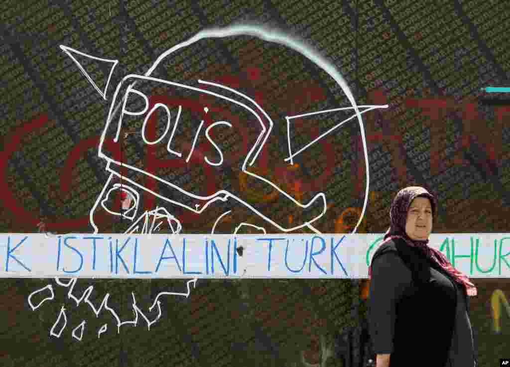 Một phụ nữ đi ngang qua một tranh vẽ trên tường tại Quảng trường Taksim ở Istanbul.