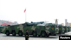 2019年10月1日在北京天安门广场举行的阅兵式上展示的中国车载东风17型导弹。