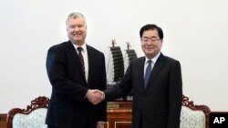 美国朝鲜问题特使斯蒂芬·比根在首尔跟韩国国家安全顾问郑义溶会晤。（2019年2月4日）