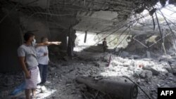 Người Libya kiểm tra thiệt hại bên cạnh 1 tên lửa chưa nổ tại nhà ông Gadhafi ở Tripoli, Libya, 1/5/2011