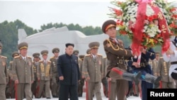 朝鲜中央通讯社发布的图片显示朝鲜领导人金正恩参加纪念朝鲜战争结束62周年的活动（2015年7月28日）金正恩赞扬了为朝鲜打仗的中国军人。