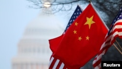 资料照：华盛顿街头飘扬的美中国旗，背景是美国国会大厦。