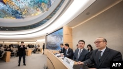 中国常驻联合国日内瓦办事处大使陈旭(右)2024年1月23日准备在联合国人权理事会对中国人权状况进行的定期审议会上发言。(法新社)