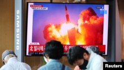 韩国首尔民众在观看电视新闻播放朝鲜试射弹道导弹的报道。（2021年9月15日）