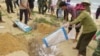 Người dân tiêu hủy cá chết ở tỉnh Quảng Bình, ngày 28/4/2016.