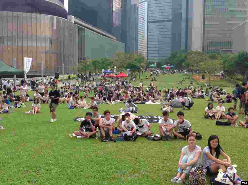 香港学联大专界罢课星期三继续在添马公园举行(美国之音图片/海彦拍摄)