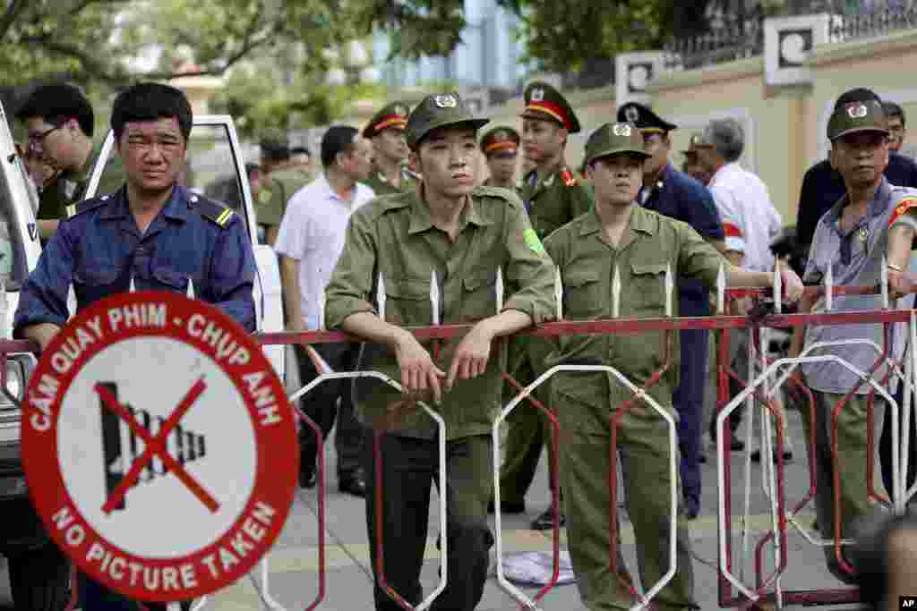 Nhân viên an ninh Việt Nam canh gác bên ngoài khu vực của Đại sứ quán Trung Quốc tại Hà Nội, ngày 18/5/2014.
