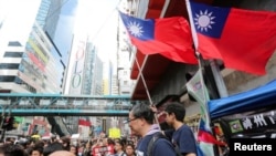 2019年6月16日香港民众的反送中游行队伍中飘扬的台湾旗帜。