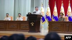 朝中社2023年8月29日发表金正恩在朝鲜海军节纪念日上发表讲话的照片。