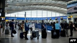 资料照：在英国伦敦希斯罗机场排队等待乘机的旅客。（2020年9月13日）
