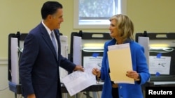 Ứng cử viên tổng thống của đảng Cộng hòa Mitt Romney và vợ đi bỏ phiếu tại Belmont, bang Massachusetts, ngày 6/11/2012.