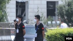 天津核心爆炸区周围居民楼间巡视的安检人员（美国之音记者东方）