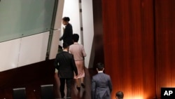 香港特首林郑月娥（从上至下第二人）在发表新一年度施政报告时受到民主派议员的抗议，林郑避席。（2019年10月16日）