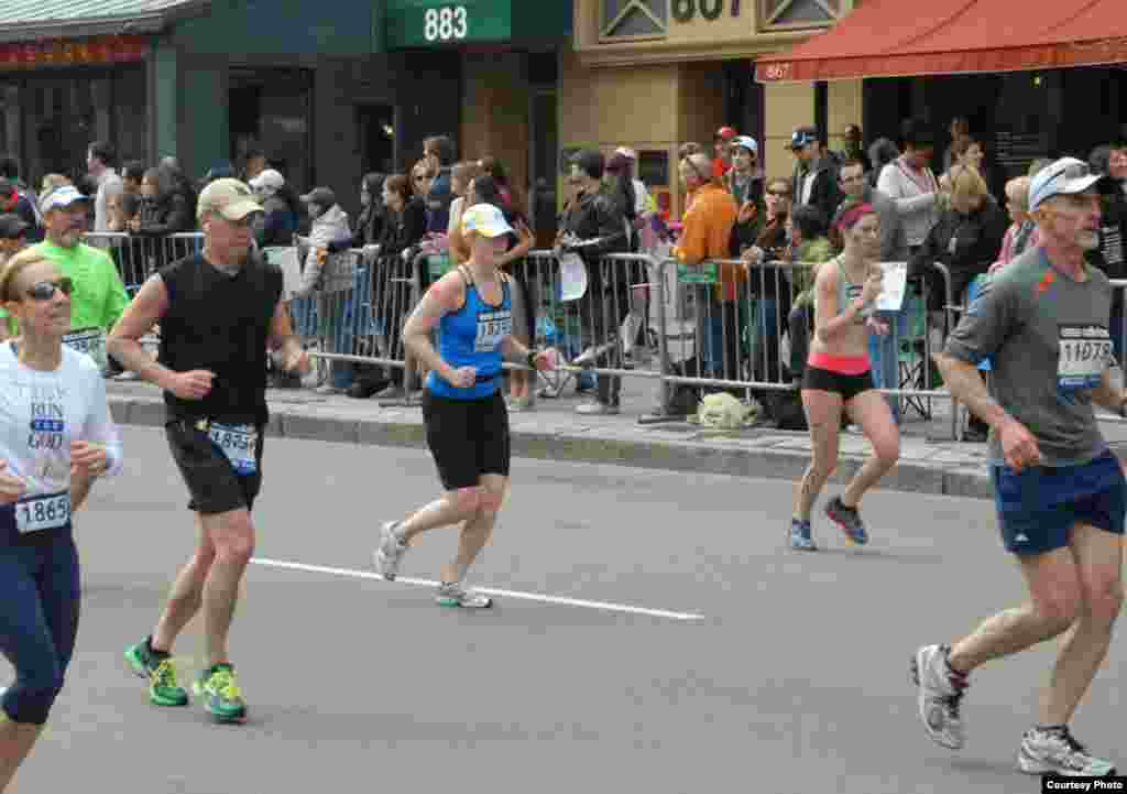 Ảnh nhìn xa của hai nghi can ở gần mức đến của cuộc đua Marathon ở Boston. (Ảnh: Bob Leonard)