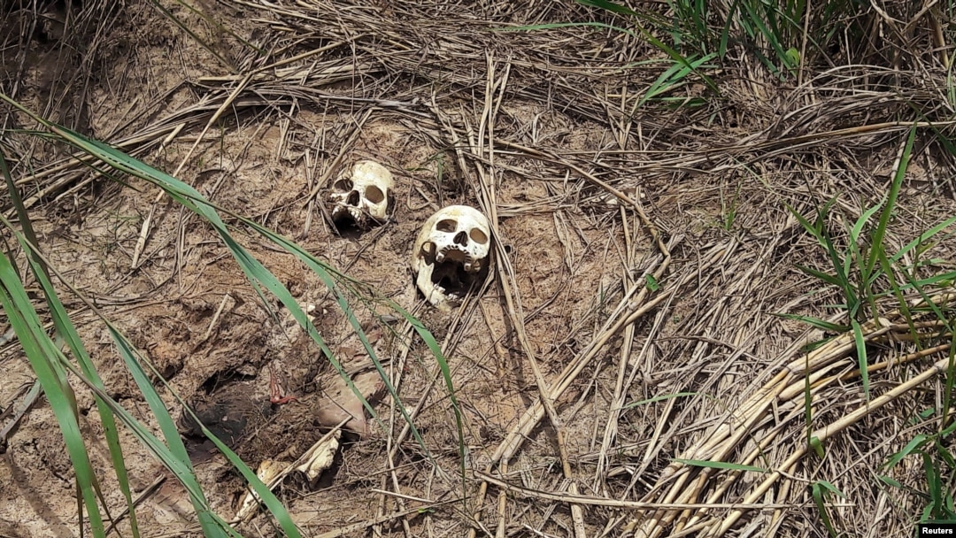 Human skulls suspected to belong to victims of a recent combat between government army and Kamuina Nsapu militia are seen on the roadside in Tshienke near Kananga, the capital of Kasai-central province of the Democratic Republic of Congo, March 12, 2017. 