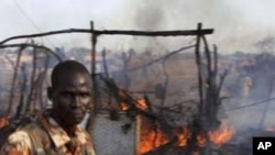 Ngôi chợ ở Bentiu, Nam Sudan vẫn còn cháy âm ỉ sau khi bị máy bay của Sudan oank kích