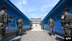 韩国和朝鲜的军人在板门店联合安全区执勤