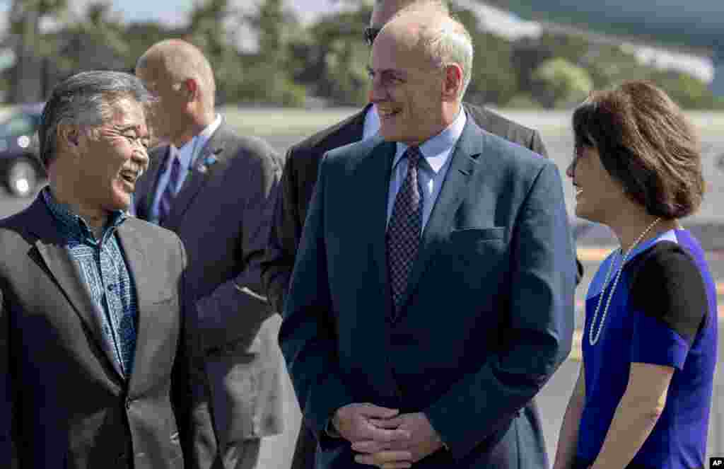 唐纳德·特朗普(Donald Trump)总统的白宫办公厅主任约翰·凯利(John Kelly)与夏威夷州州长戴维·伊格(David Ige)和他的妻子一同前往夏威夷珍珠港美军联合基地。 (2017年11月3日)