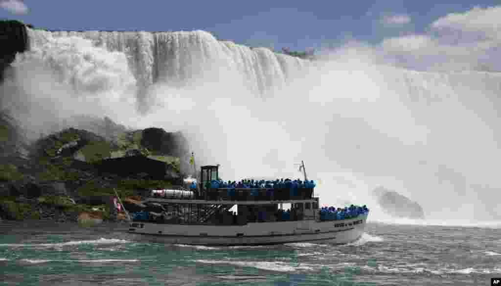 游客乘坐 “雾中少女”(Maid of the Mist)号游船抵达瀑布脚下。