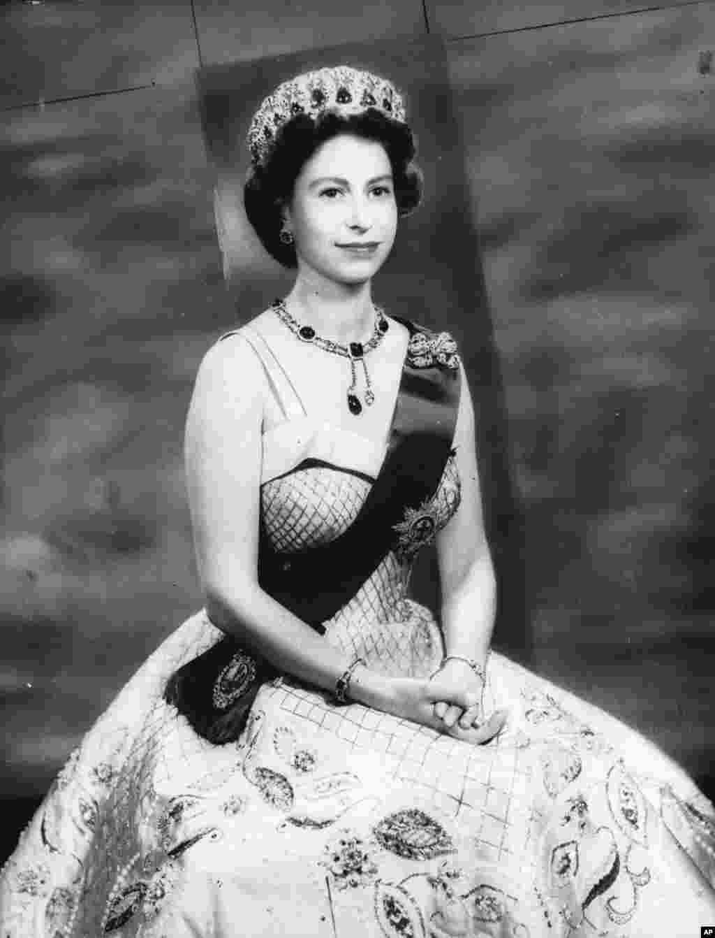 1957年3月23日,伊丽莎白二世身穿晚礼服