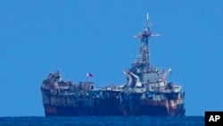 资料图:菲律宾老旧军舰“塞拉·马德雷号”搁浅在南中国海第二托马斯浅滩(Second Thomas Shoal)附近宣誓主权,但补给行动常常遭到中国方面阻拦。(美联社2023年8月22日)
