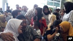 印尼狮子航空公司JT610号班机乘客的家属在等候坠毁飞机下落的消息。（2018年10月29日） 