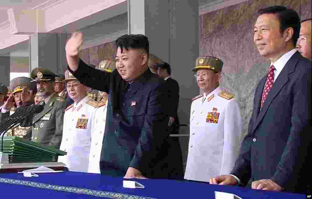 视频截图显示,2013年7月27日,朝鲜领导人金正恩和中国副主席李源潮在平壤纪念朝鲜战争停战60周年的庆典上